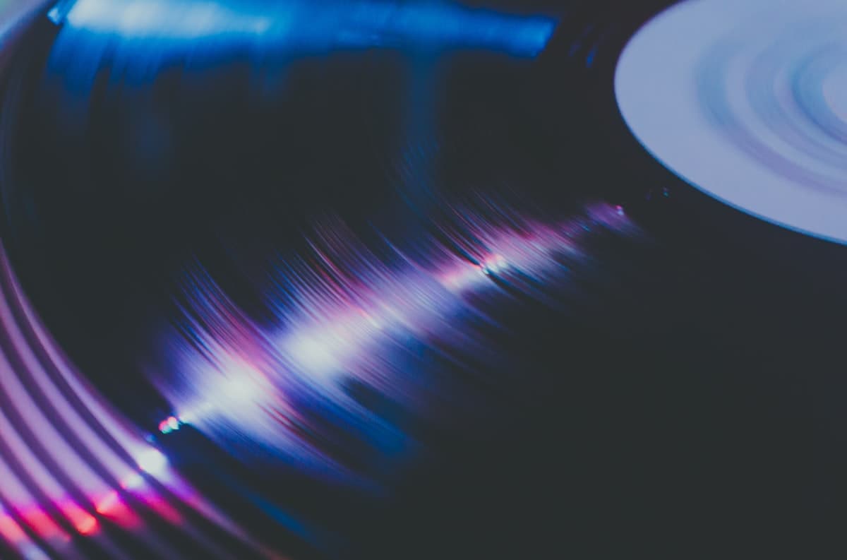 Vinyl turntable playing a record in a warm analog setting, symbol of the return to offline living