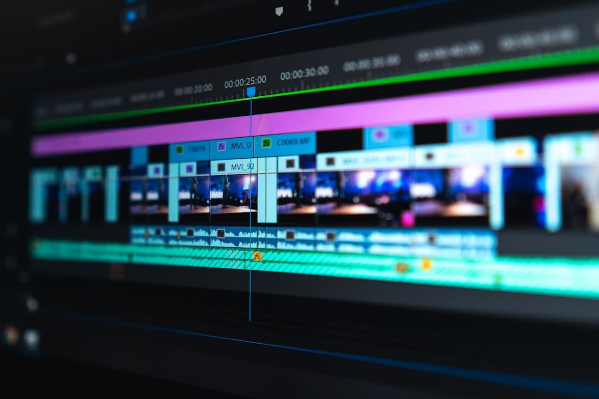 Estacion de trabajo creativa con edicion de video y produccion musical representando Apple Creator Studio