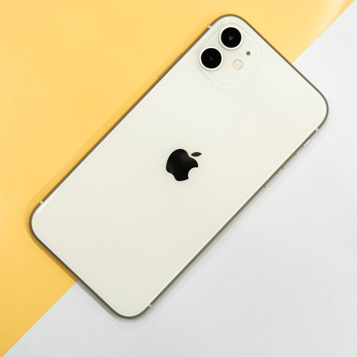 Smartphone mostrando la App Store de Apple representando la polémica del impuesto del 30% a creadores