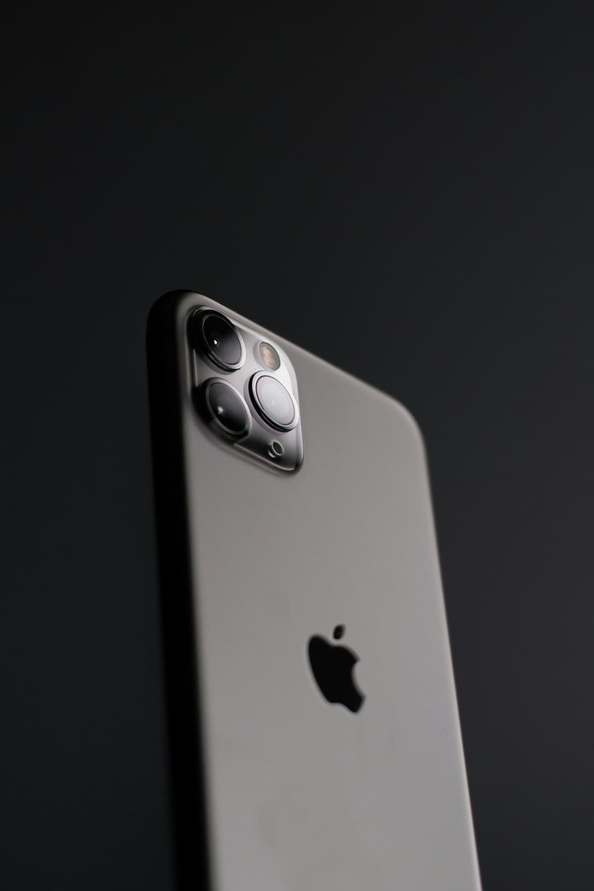 Smartphone con interfaz de asistente virtual de inteligencia artificial representando el nuevo Siri con Gemini de Apple