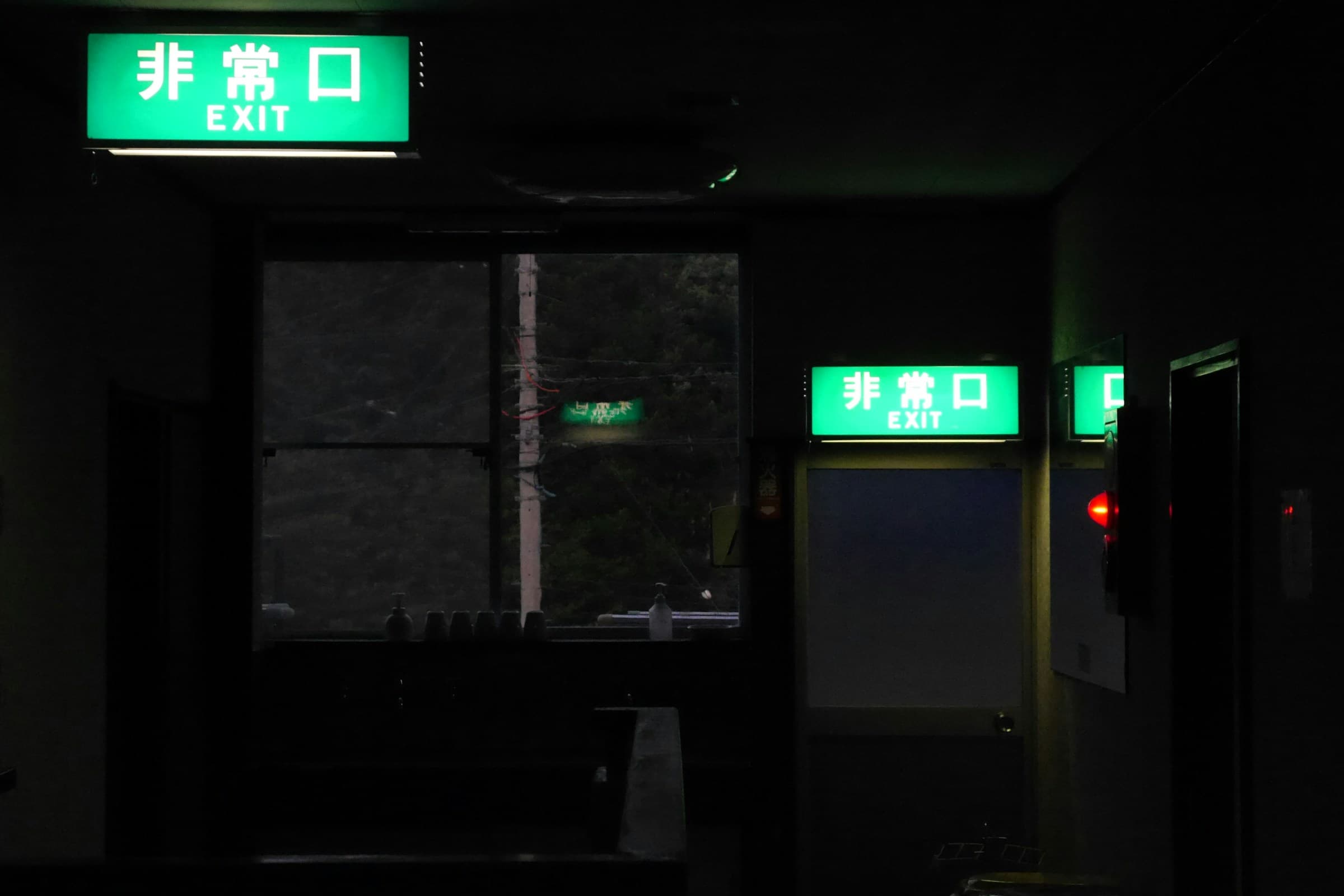 Diagrama de arquitectura AWS CloudFront mostrando cascada de fallos desde Route 53 DNS hasta servicios dependientes como Salesforce y Claude