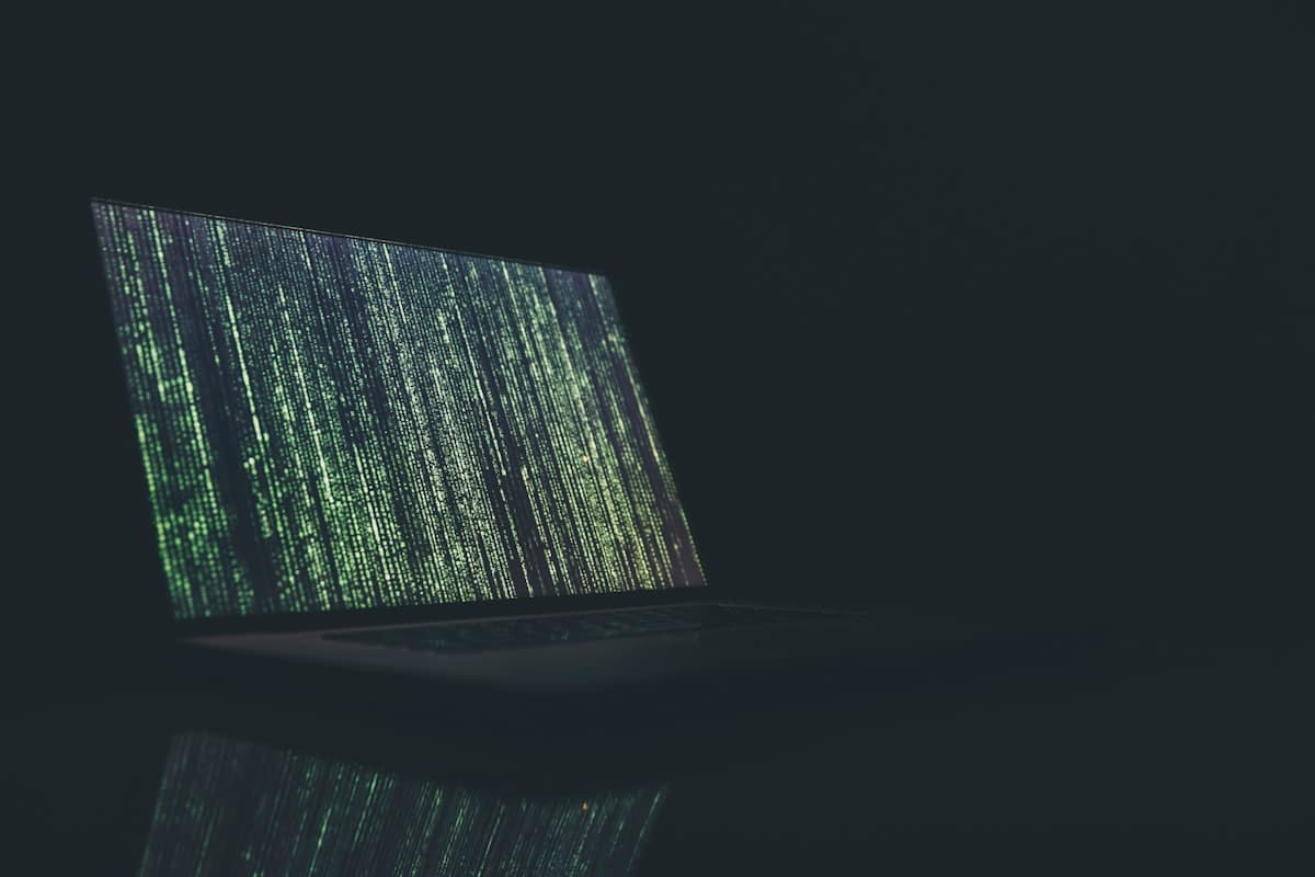 Pantalla con código de ciberseguridad representando la brecha de datos de Crunchbase