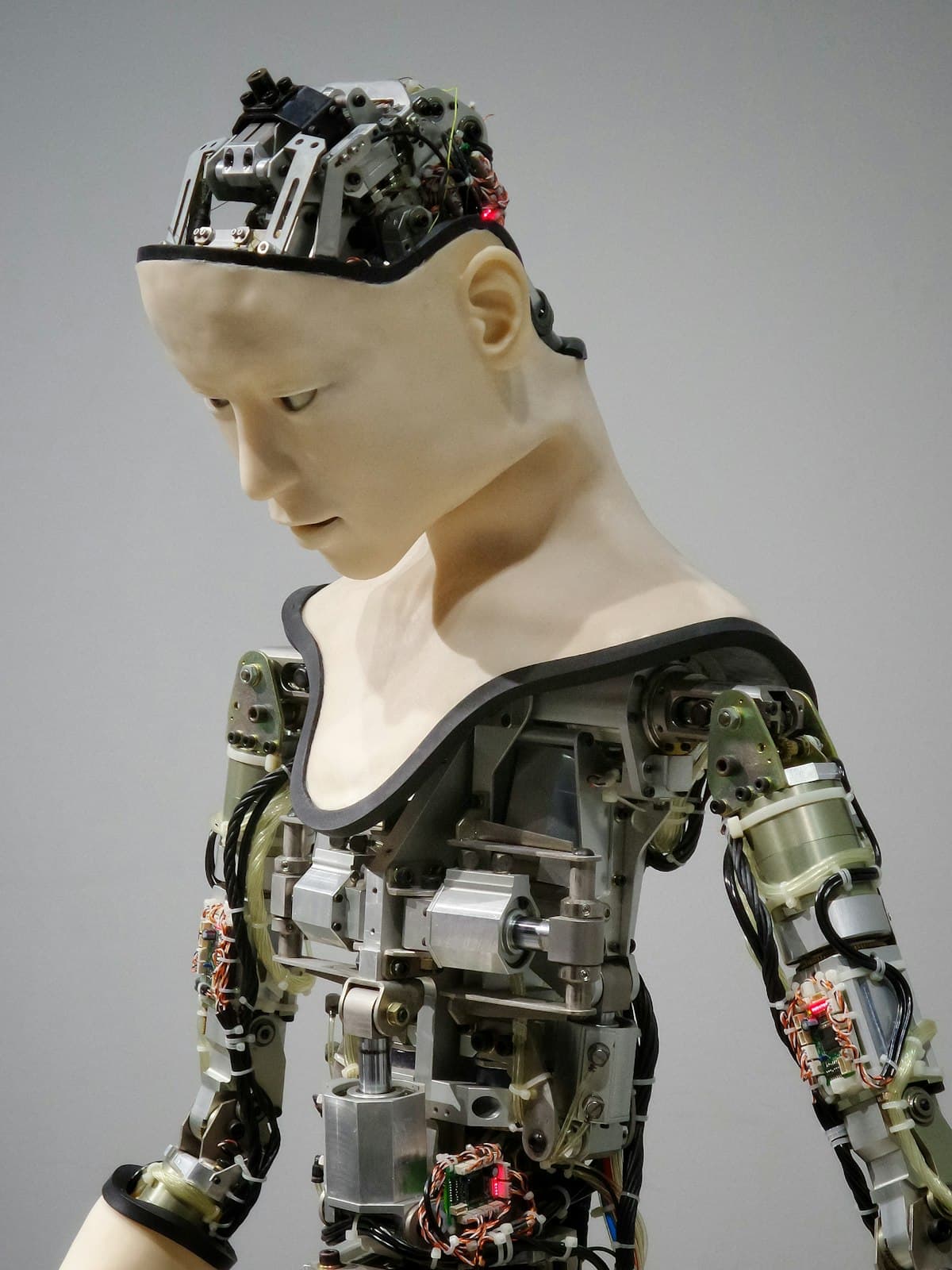 Robot humanoide con cara realista y mecánica expuesta representando la inteligencia artificial que reemplaza el soporte al cliente humano