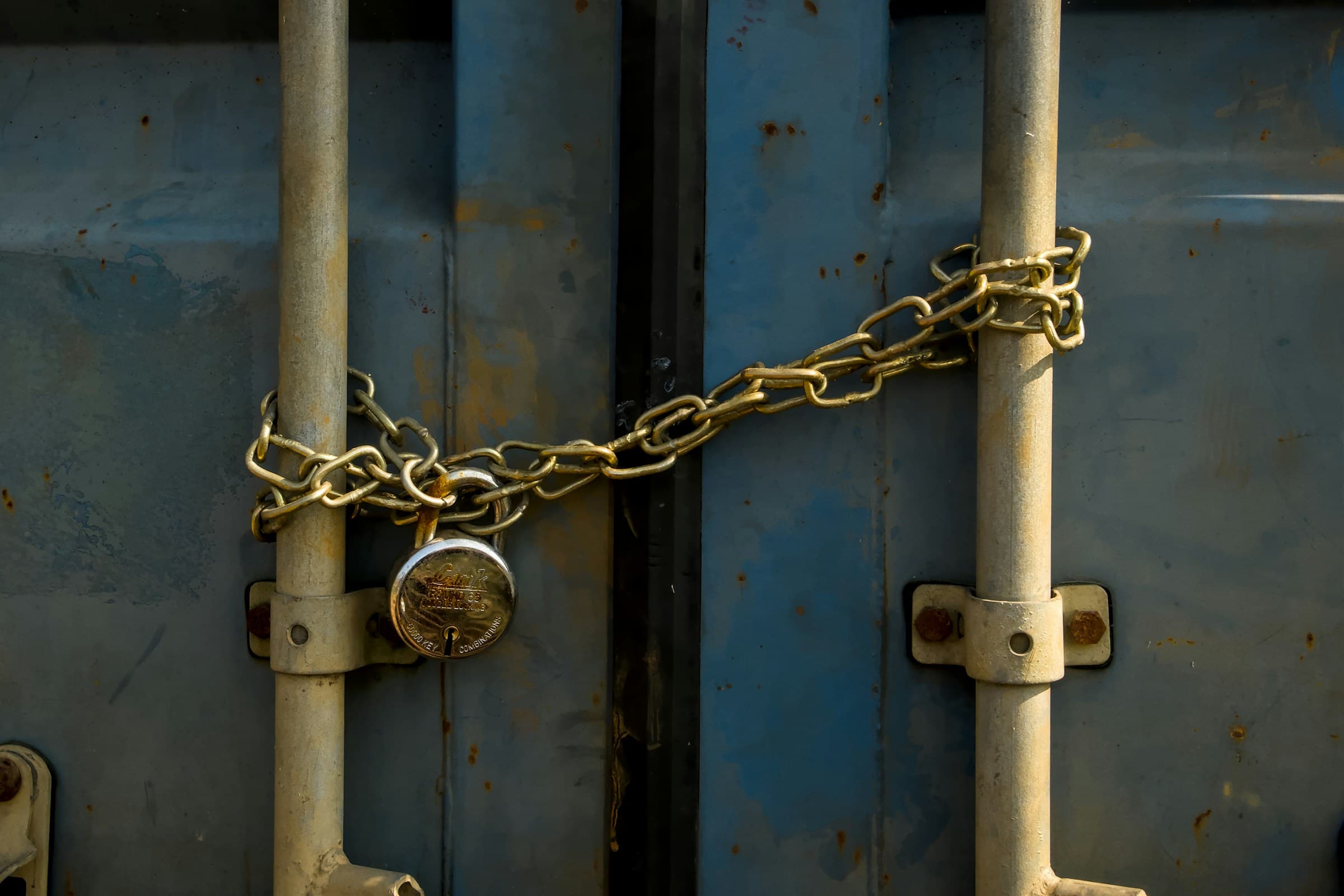 Docker Hardened Images: contenedores con candado de seguridad y logo de Docker sobre fondo de código