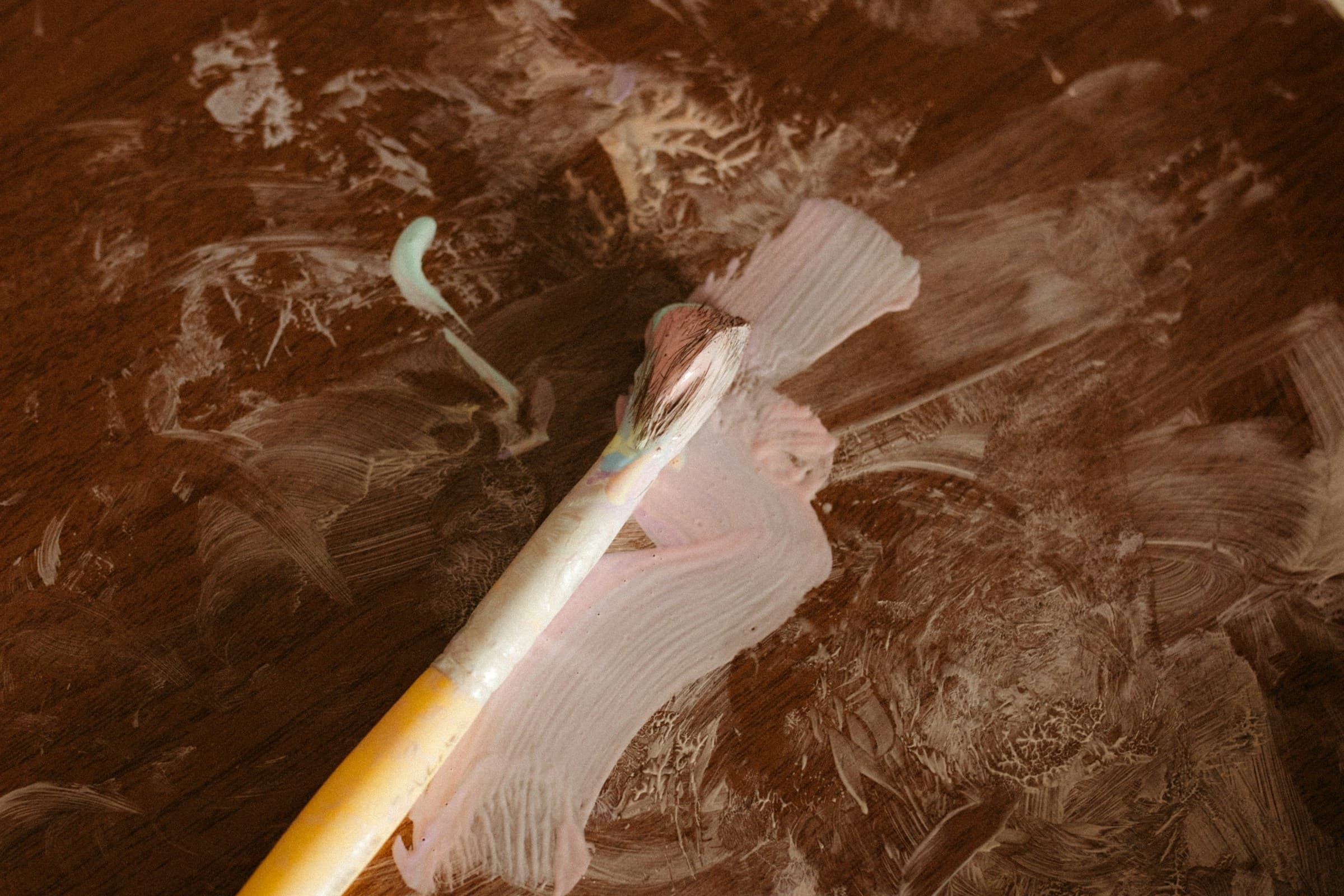 Diseñadora trabajando en Penpot, alternativa gratuita a Figma, en pantalla de laptop