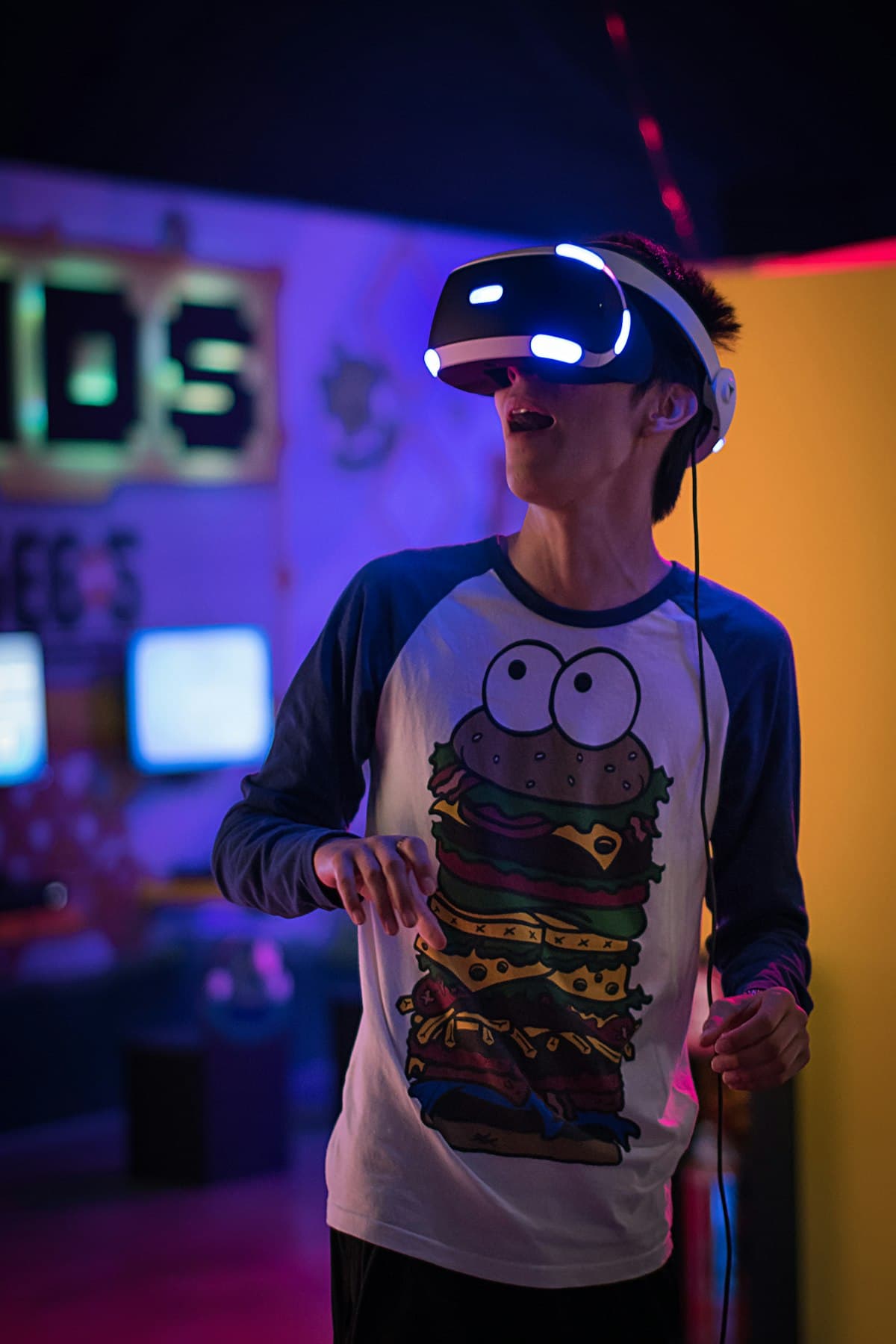 Pantalla con código y gráficos de videojuego generados por inteligencia artificial
