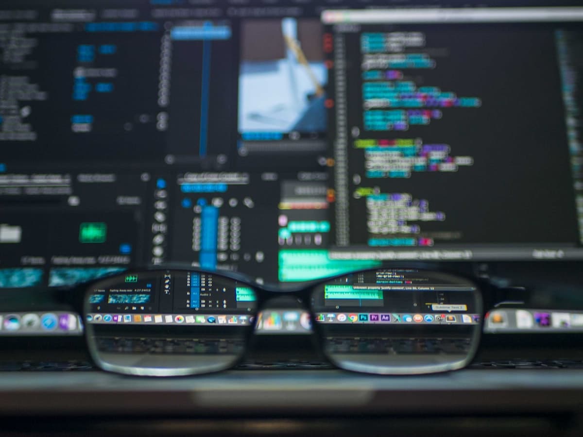 Codigo de programacion en pantalla de computadora representando el desarrollo de modelos de IA como Kimi K2.5