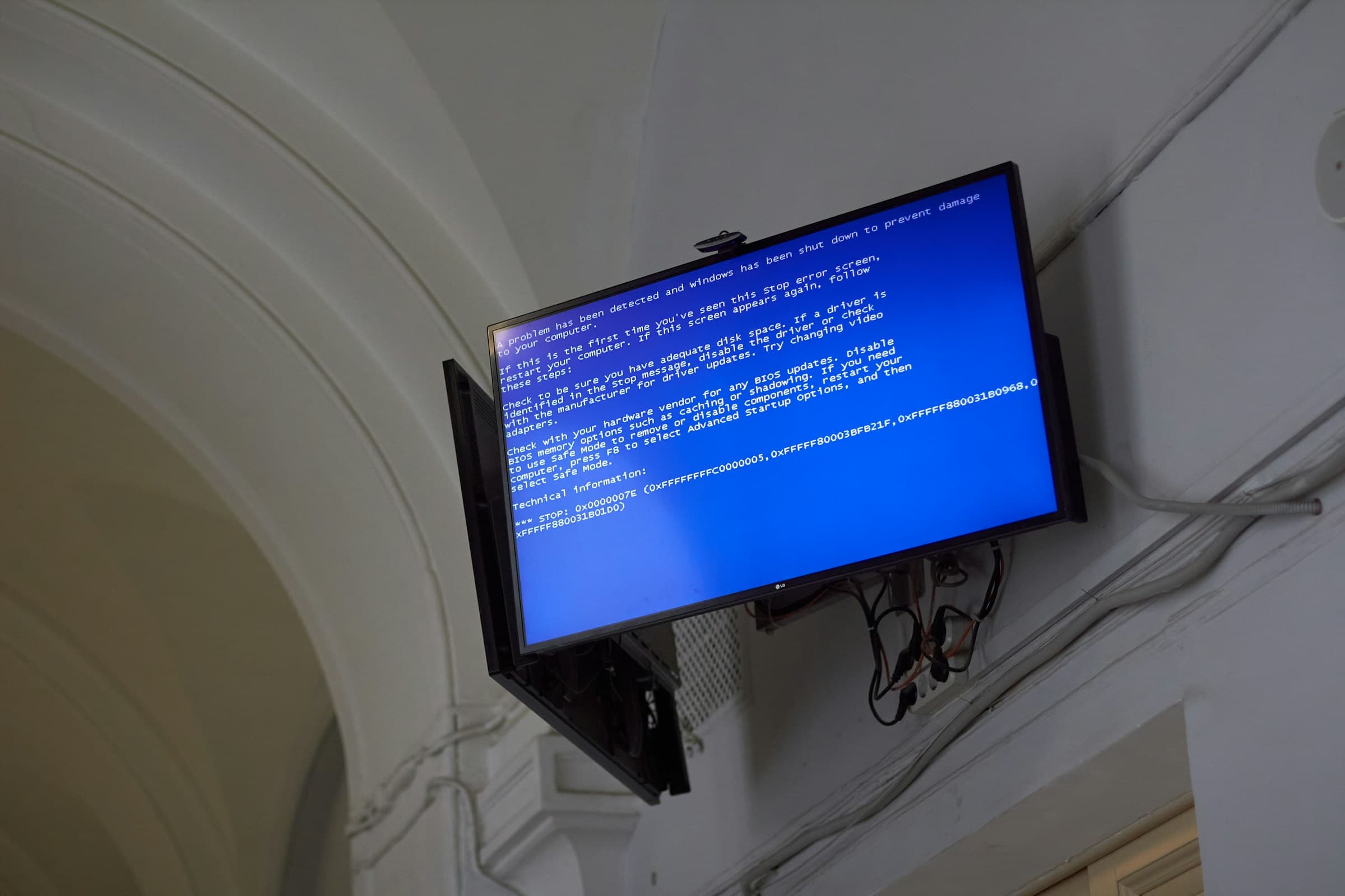 Terminal mostrando error AUTH_REQUIRED de LocalStack 4.0 bloqueando pipeline CI/CD