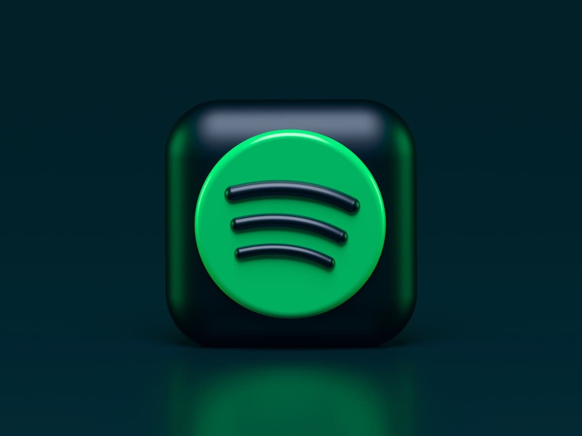 WhatsApp interface with artificial intelligence and e-commerce icons