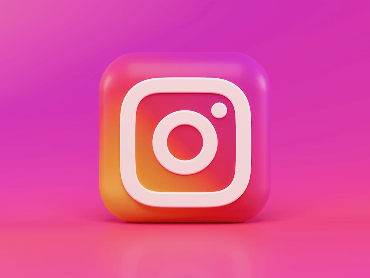 Pantalla de smartphone mostrando iconos de redes sociales representando las suscripciones premium de Meta