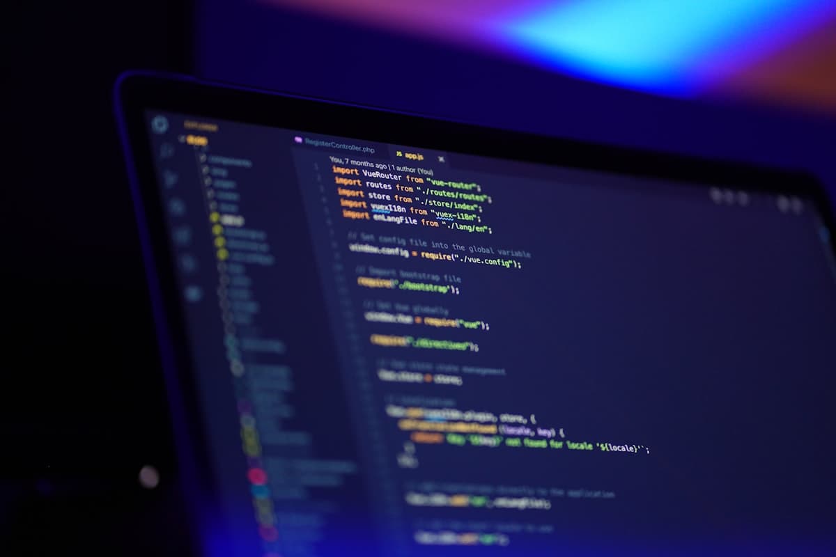 Programador trabajando con código en pantalla representando productividad con herramientas de IA