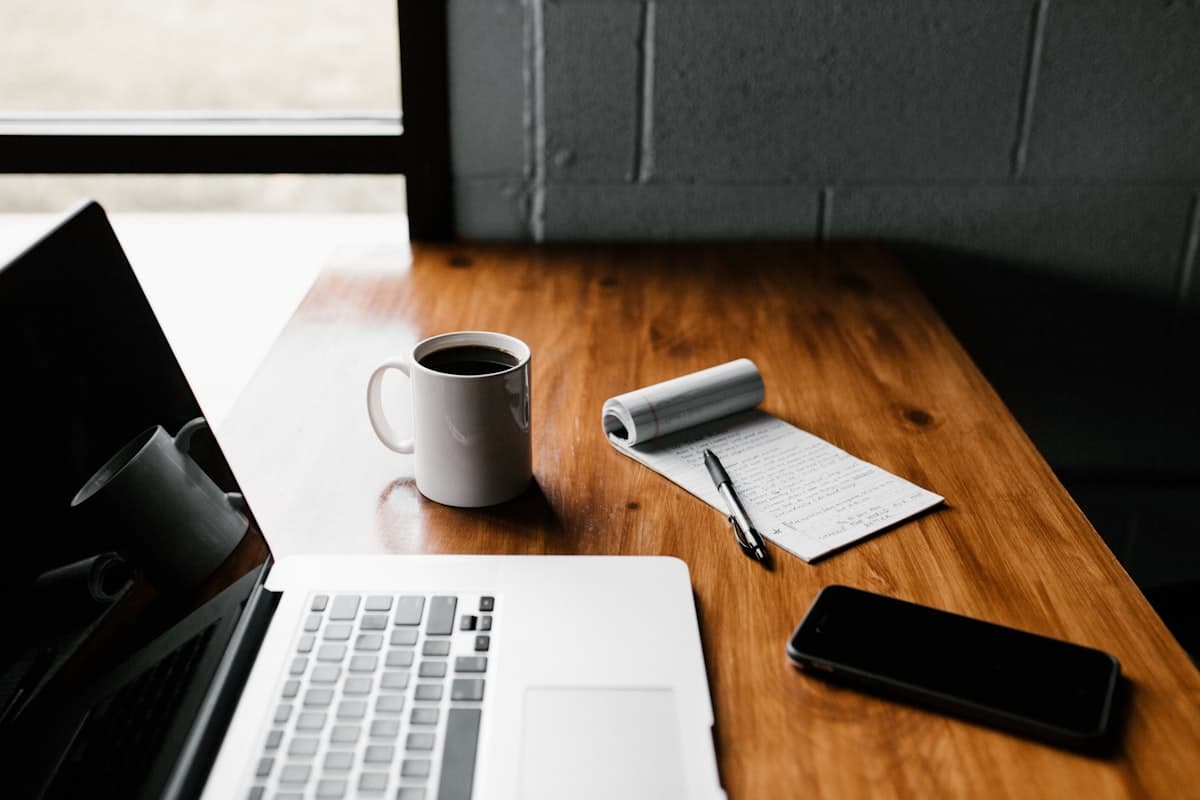 Espacio de trabajo digital con pantallas mostrando dashboards de productividad y graficos de inversion