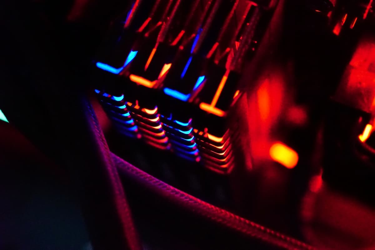 Teclado de computadora con iluminación RGB en ambiente oscuro representando productividad y herramientas de lanzamiento rápido