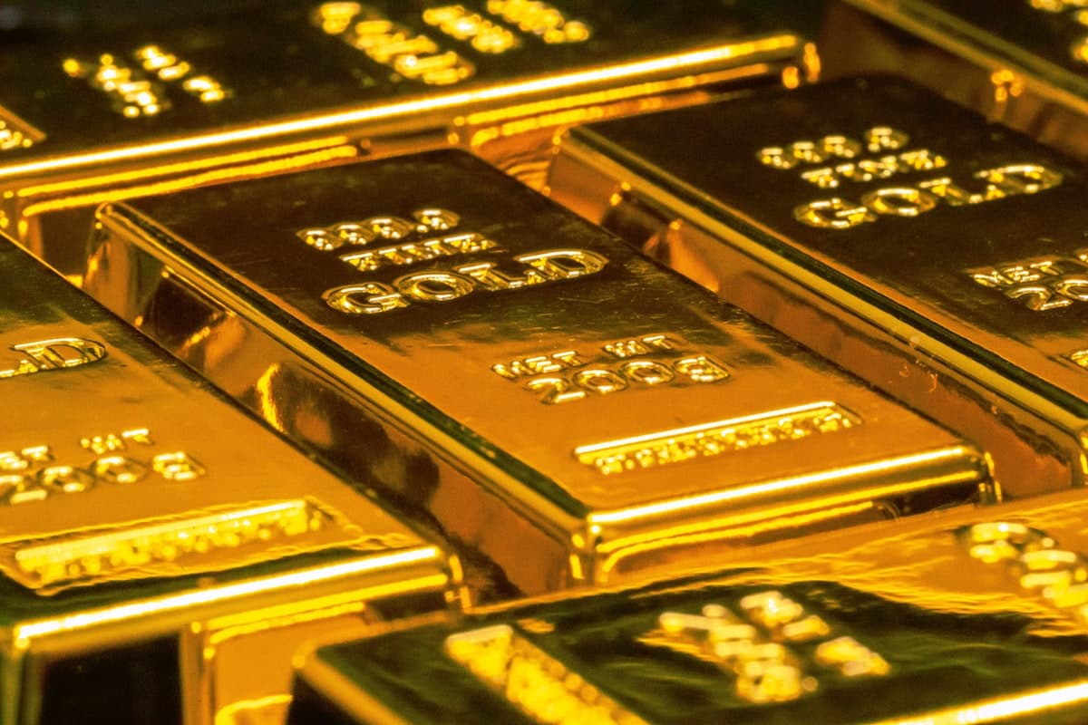 Lingotes de oro representando las reservas masivas de Tether en un bunker suizo