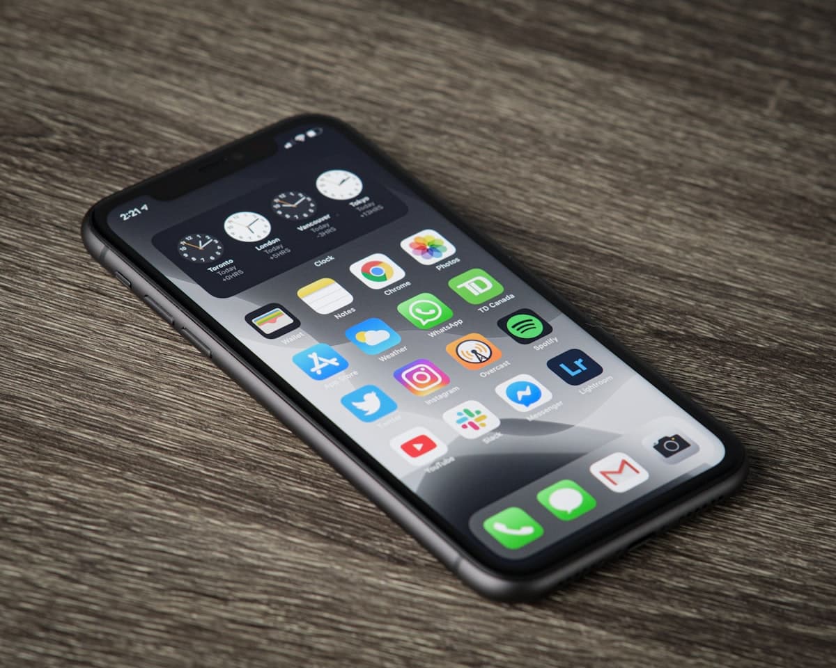 Smartphone mostrando la app de TikTok con iconos de redes sociales representando la venta a Oracle en 2026