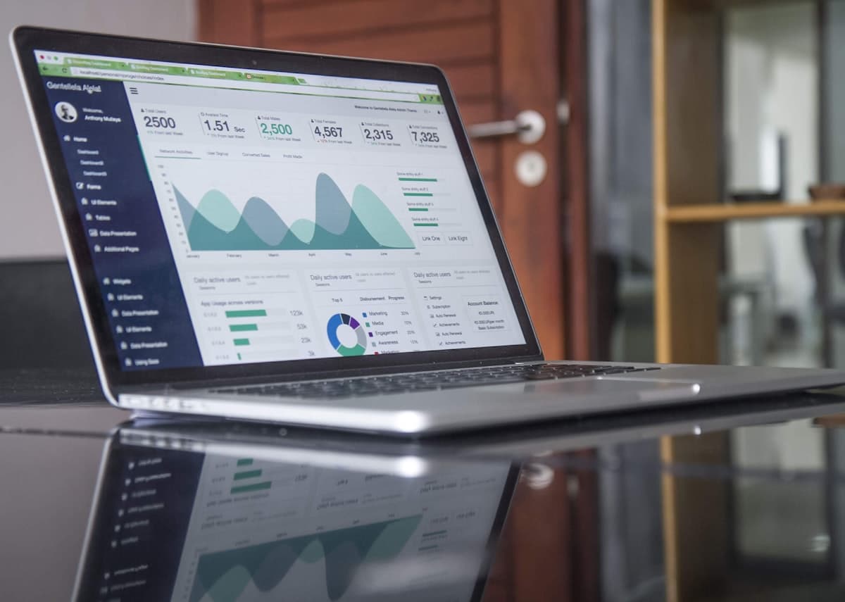 Interfaz de dashboard moderna en pantalla de laptop