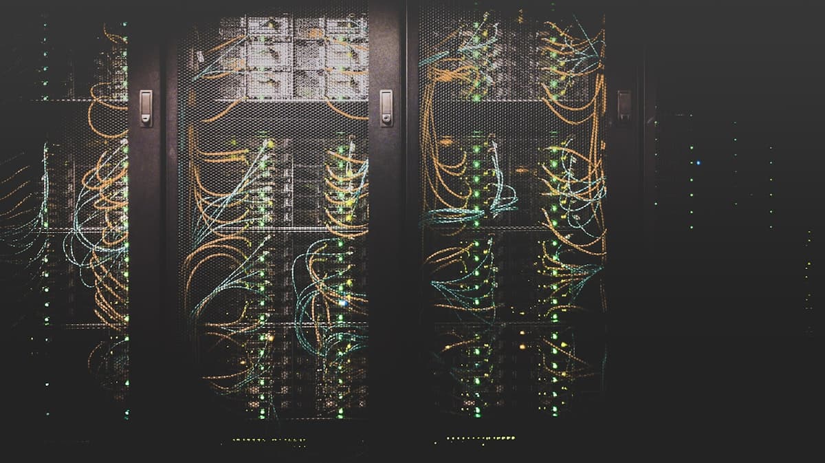 Concepto de infraestructura de servidores y virtualización con comparación de alternativas a VMware