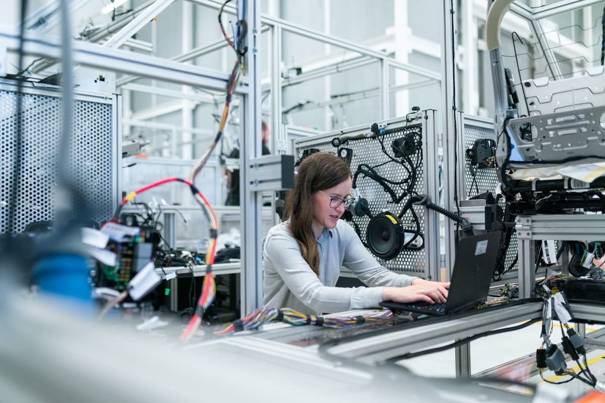 Robots trabajando en línea de ensamblaje automatizada de fábrica inteligente sin luces